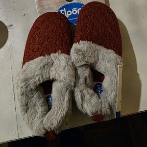 Loopy Case Kids Knit Slippers in Burgundy with Gray Faux Fur